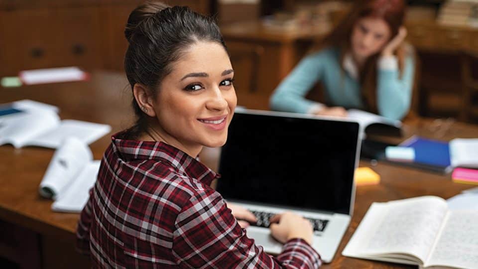 étudiante devant son ordinateur